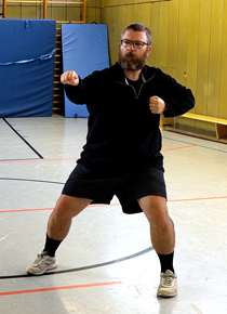 Mit der Hand verdecken und aus dem Oberarm schlagen