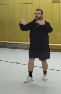 Qi Gong im Gehen - mit einer Zhan Zhuang-Armhaltung