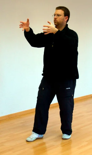 Was ist Yi Quan (I Chuan)? - "GouGua Zhuang" in der Schrittstellung (DingBa Bu)